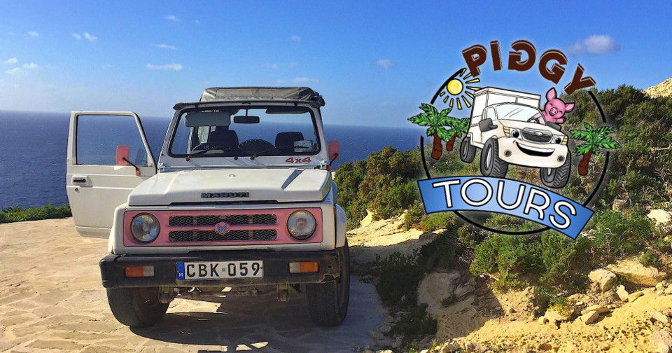 Biały Jeep na tle krajobrazu Malty, z tyłu morze, po lewej logo Piggy Tours